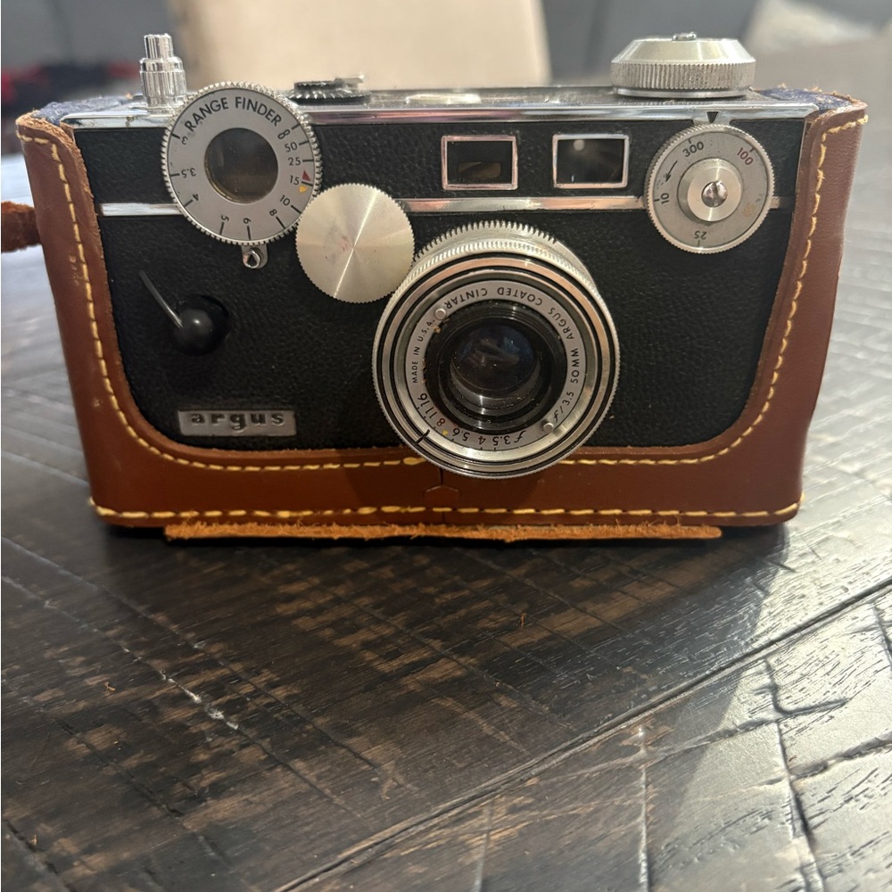 Argus Tan Camera & Case - Picture 4 of 5